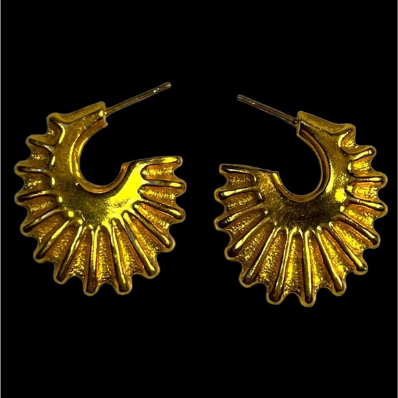 Vintage Heritage Museum Replica Gold Tone Fanned Half Hoop Earring - Picture 1 of 6